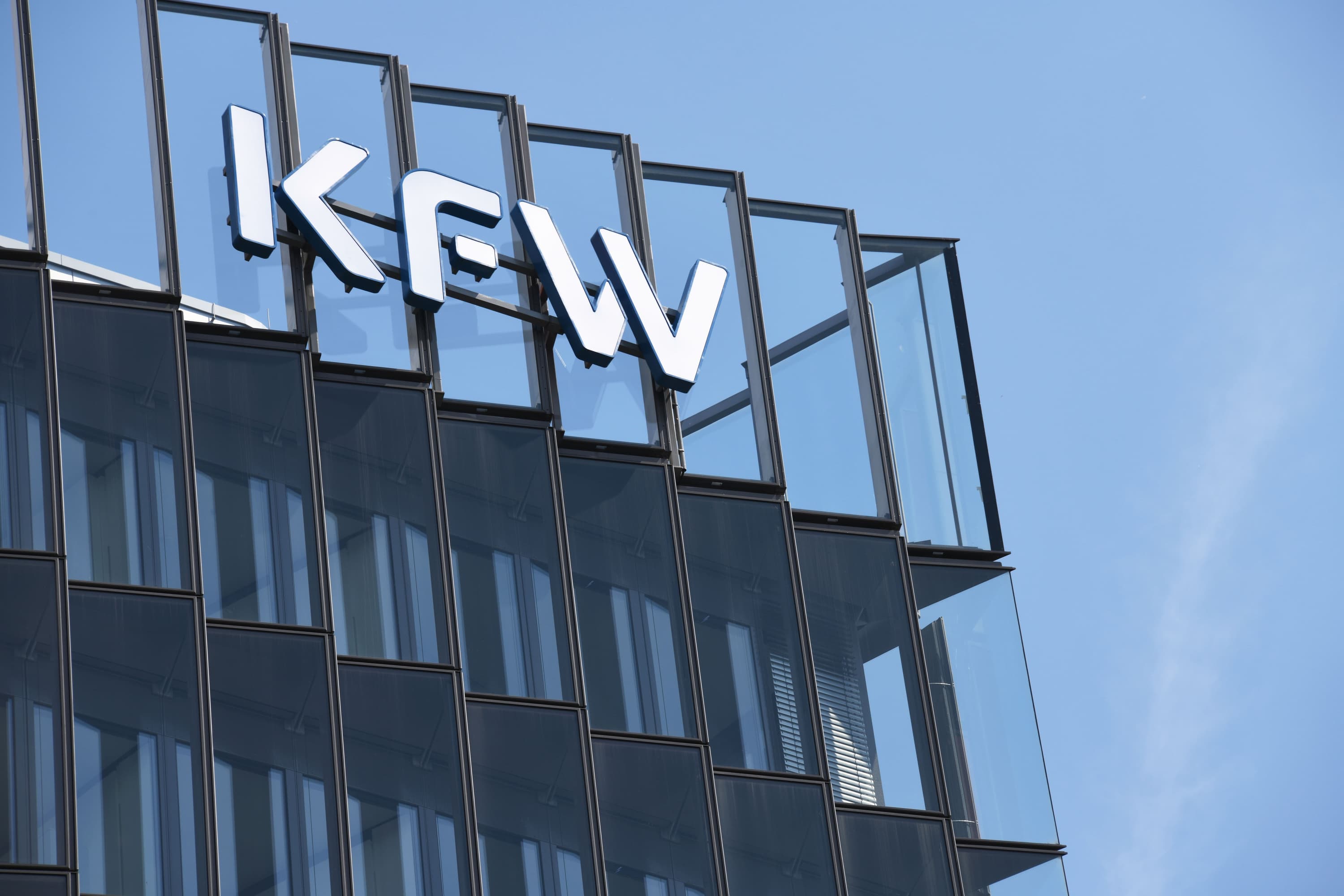 KfW Logo auf einem Gebäude